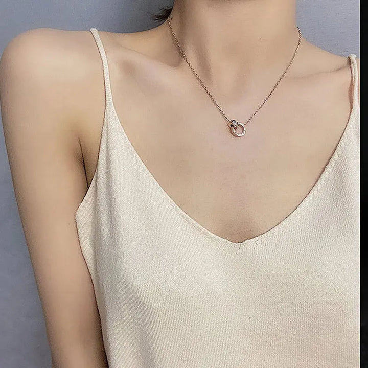 CYNTHIA™ – Collier à breloque chiffres romains