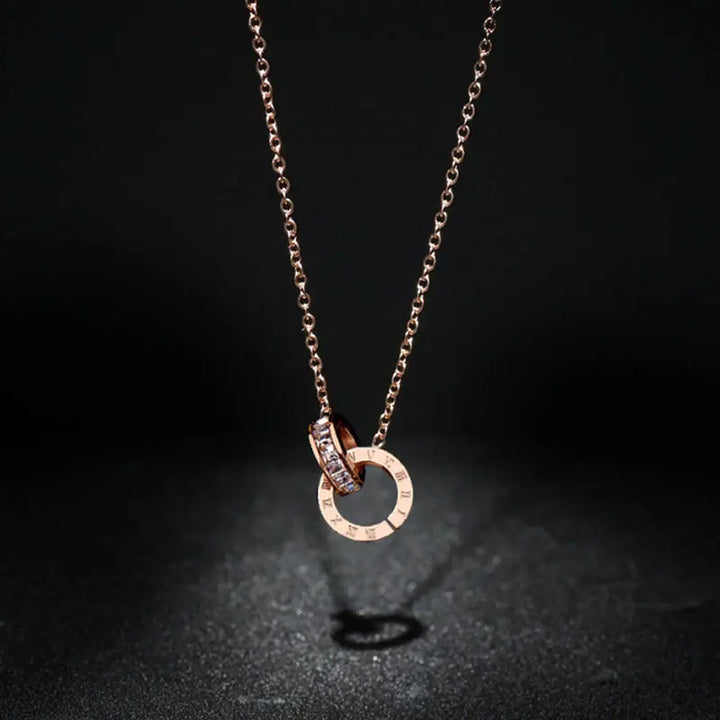CYNTHIA™ – Collier à breloque chiffres romains