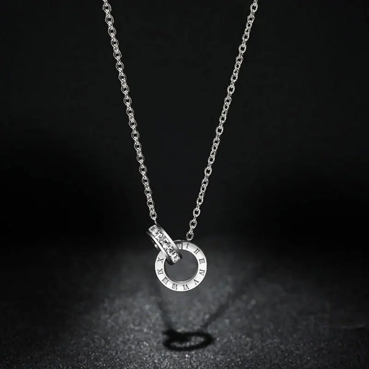 CYNTHIA™ – Collier à breloque chiffres romains