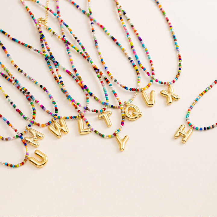 COLLIER À LETTRES À BULLES COLORÉES MACY™