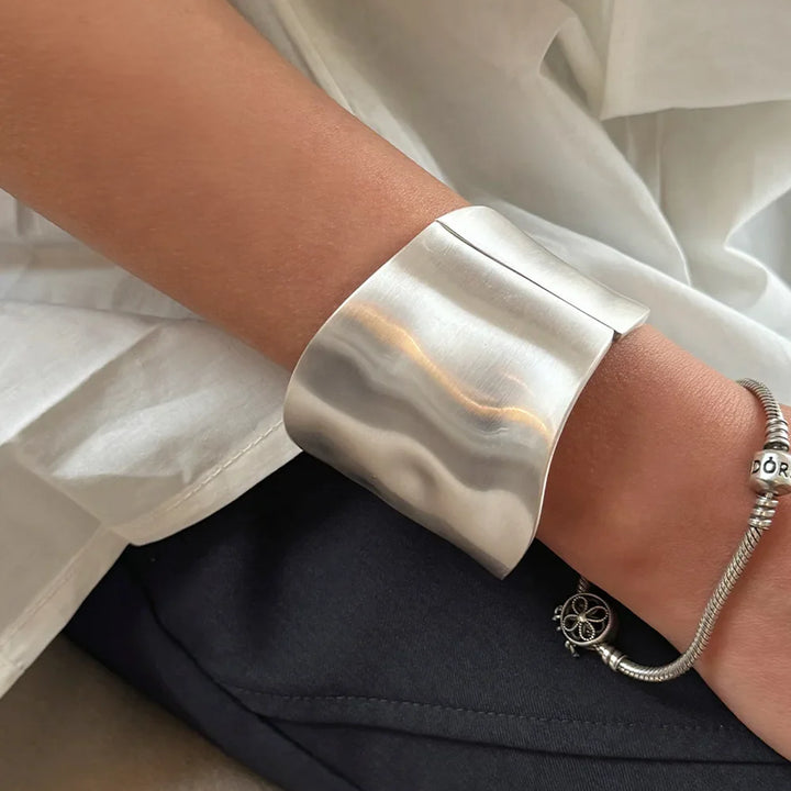 RAYNA™ – Bracelet asymétrique chic et affirmé 