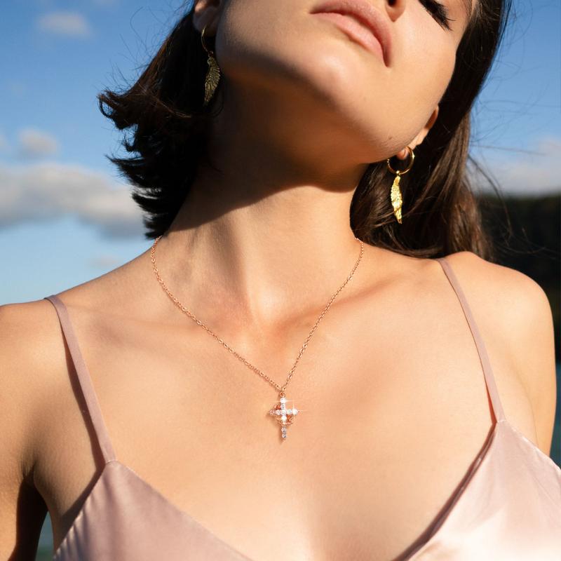 CLARISSE™ – Collier classique croix et couronne